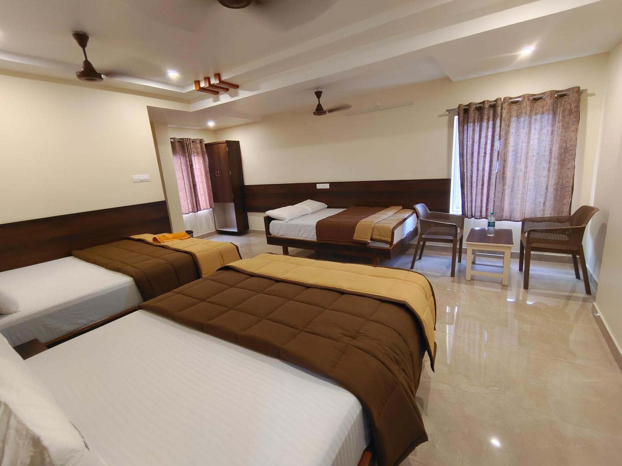 טירופאטי Hotel Dkr Grand מראה חיצוני תמונה
