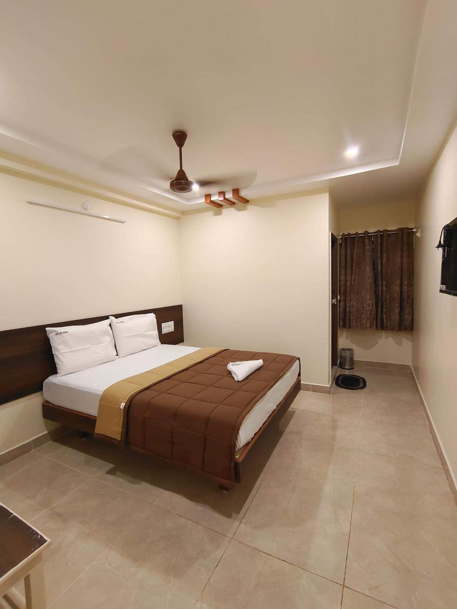 טירופאטי Hotel Dkr Grand מראה חיצוני תמונה