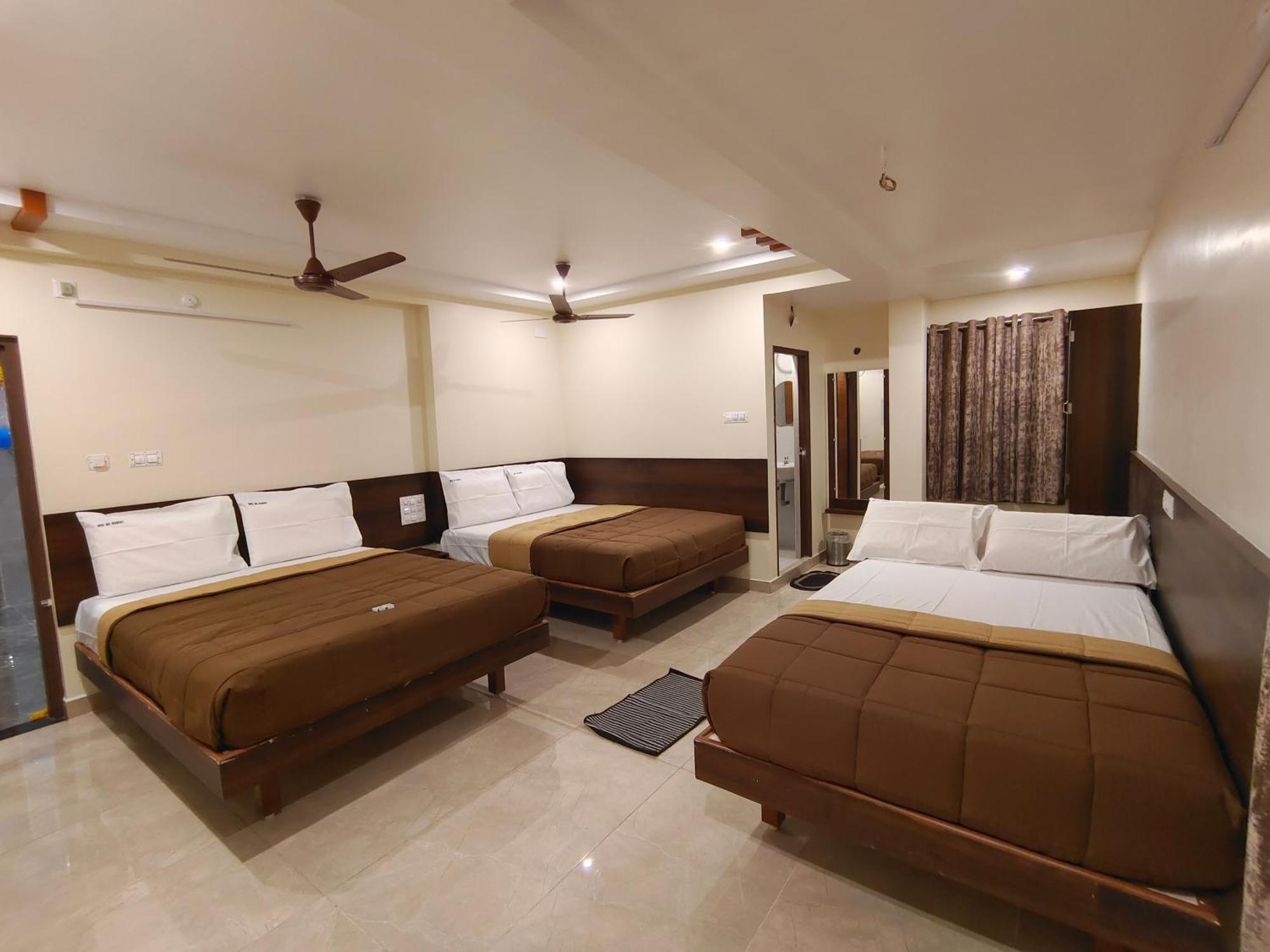 טירופאטי Hotel Dkr Grand מראה חיצוני תמונה
